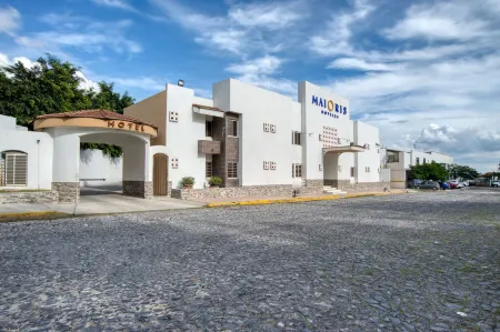 Hotel Maioris Guadalajara Отели рядом с достопримечательностью «Casa Arrecife»