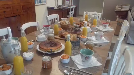 Du Coté de Lacoume Отели в г. Гурдан-Полиньян