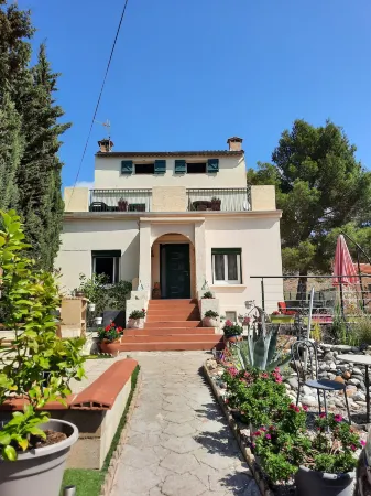 Chambres d'Hotes l'Amandier Отели в г. Лане