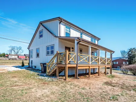 Charming 2-bedroom + Loft  cottage in Maryville Tennessee