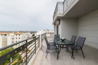 Thresh Apartments Airport by Airstay فنادق في سباتا لوتسا