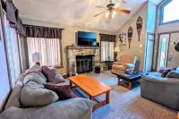 Frost Hollow by Avantstay Deck w/ Grill, Game Room Loft