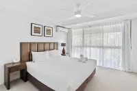 Burleigh Headland 2 Bedroom Stay, Just a Stones Throw from the Beach!