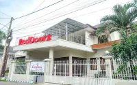 RedDoorz at Simpang Borobudur Hotell i Mojolangu