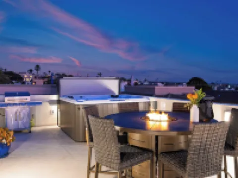 Sunset Serenity by Avantstay Rooftop w/ Hot Tub & Fire Pit, 3 Blocks to Beach! Hotels in Grover Beach