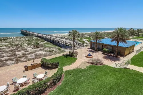 Upper Unit Overlooking the Beautiful Outdoor Space and Pier - Condos