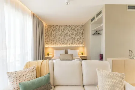 The Mediterranean Suites Отели рядом со станцией Piraeus Railway Station