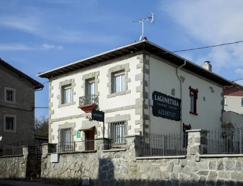 Casa Rural Lagun Etxea Hotel a Pobes