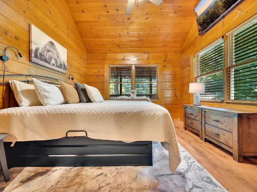 Er76 - Bear Tracks - Great Location! Close to All the Action! 2 Bedroom Cabin by RedAwning
