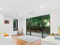 The Ocean s Edge   Luxury Entertainer with Views Hotels in Mornington