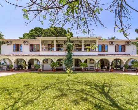 Lazy Days Hotels in Galu