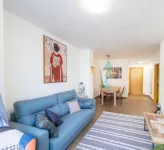 3 Bed Apartment Sleeps 6 - Free Parking & Balcony - 2-Star