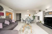 LAGOS TERRACE WITH POOL by HOMING Hotel di Bensafrim