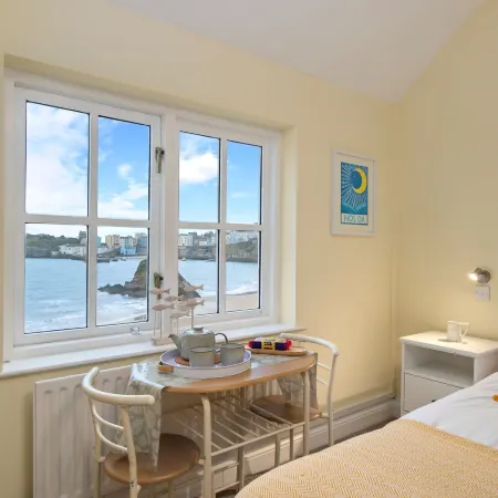5 Sunny Cove - Direct Beach Access Sea Views