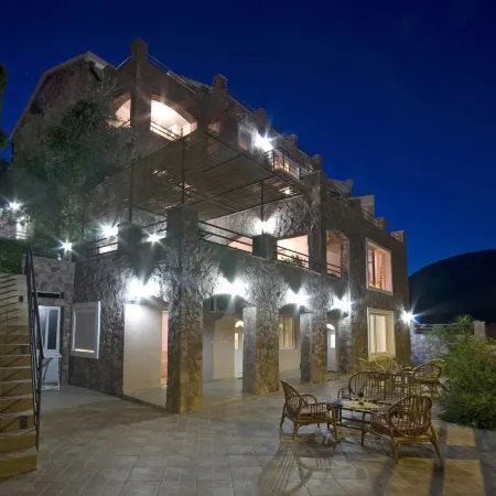 Contessa Apartments