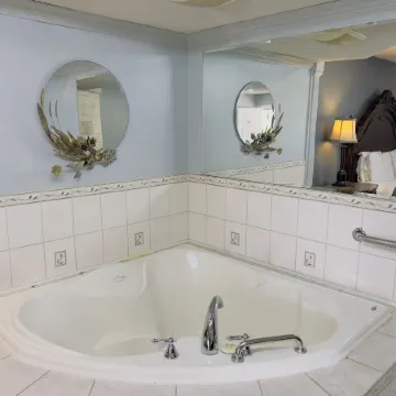 First Canada Hotel Cornwall Hwy 401 on