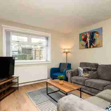 3 Bed House with Driveway- by Holiday Homes Others