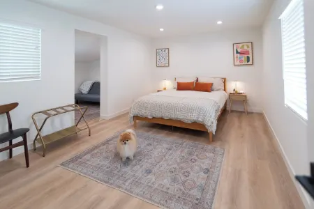 Central Thousand Oaks retreat close to shops & eats! Отели рядом с достопримечательностью «Лейк Шервуд»