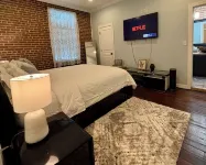 Loft in the Heart of town - 500 Mbps WiFi - 3 car parking - Chef’s Kitchen