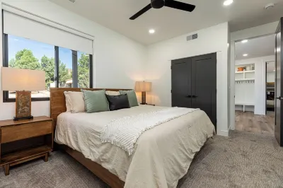 Indoor Sports Court, Hot tub, Sleeps 30+, Amazing Views!