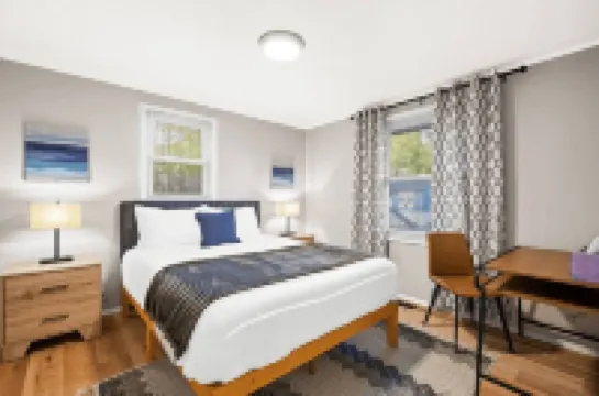 10 Min to NRG Park with Private Deck, Movie Nights & Fire Pit