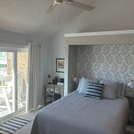 Charming studio in lovely Emerald Isle with beach access