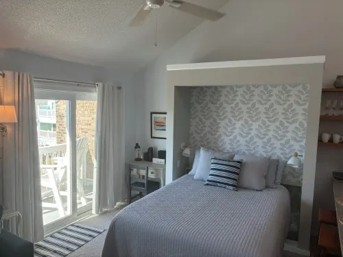 Charming studio in lovely Emerald Isle with beach access