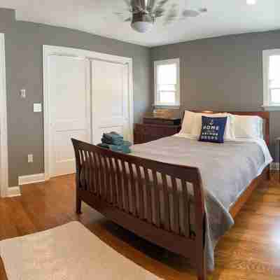Modern Beauty - 3 BR/ 2 BA Apt. - 10 miles to NYC. Natural Gas Grill & Fire Pit Rooms