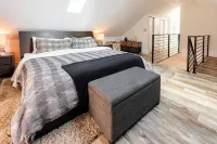 Newly Remodeled Downtown Loft – Free Parking, Pet-Friendly, 5 Bds, Fully Stocked