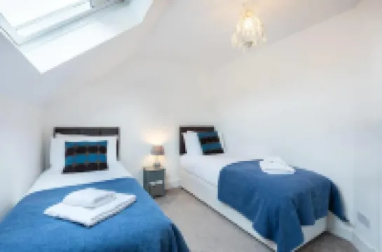 5 Bedrooms Sleeps 10-12 Free Wifi & Parking Garden