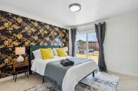 Lux spacious 5BD house with Hot tub, Wi-Fi, AC, and games in brilliant Anaheim