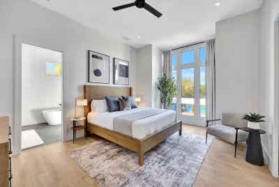 Rooftop+Balcony! Luxury Stay in Downtown Dunedin
