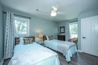 10 Mins to Sullivan's Island w/Fenced Backyard, Cozy Mt. P Ranch - Boutique