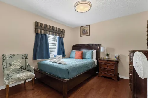 Comfortable 4BR Getaway: Wifi & Parking Included