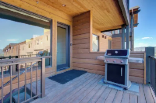 Juniper Landing 3 Bedroom by AvantStay Condo in Park City Mountain Resort w Pool Hot Tub Gym