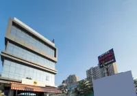 Itsy Hotels Anand Executive, Near Amanora Hotels near Hadapsar