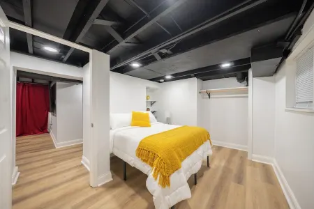 Spacious 5-bedroom house with movie room, game room and more!