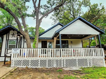 Cozy lake side villa for family getaway. Pet-friendly