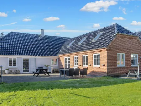 Adorable Holiday Home in Fur Near Sea Отели в г. Fur