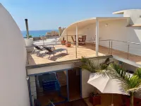 Bungalow, private pool and fiber optic internet, close to the sea, sheltered patio.