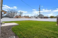 Clean 2 Bed Bungalow, Free Parking, Fast WiFi, Near GU