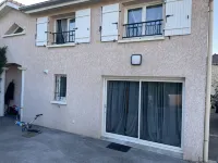 Suite Parentale Avec Douche et Toilettes Privées Attenant. A 5 Minutes Deurexpo Hotels near Bike Park de Genas by Velosolutions