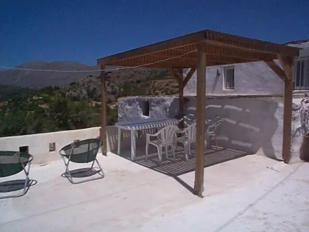 2-bedroom house in mountain village overlooking coastal resort of Makrigialos Отели в г. Makris Gialos