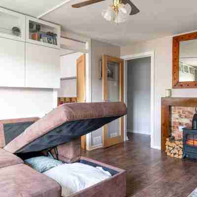 Lovely 1-bedroom property with balcony in West end Others
