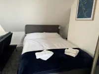 A Cozy City Hideaway – 5 Mins to Town & Station!