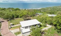AG36 4-bdrm house w/ pool, central AC, & WiFi in the heart El Sunzal, Surfcity.