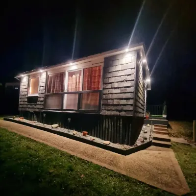 Hillside Hideaway Chalet With Swimming Pool, Play Area, Fishing Lake โรงแรมใน