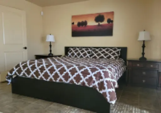 Desert Oasis - 4BR/2BA Home with Pool & Spa 福瑞娜麓山酒店