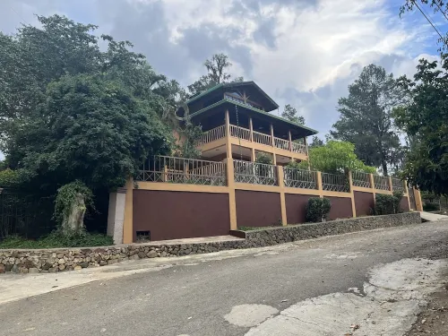 A beautiful retreat in the highest mountain chain in the Caribbean. Hotel di Constanza