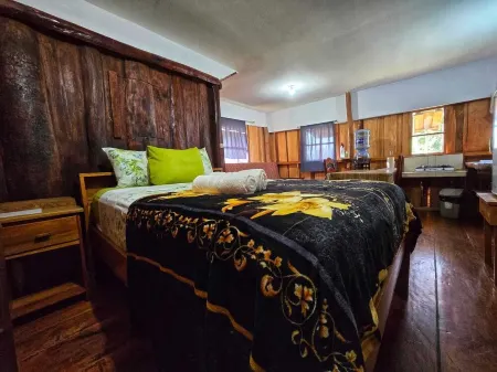 Welcoming 1-bedroom rustic cottage in Hopkins Village